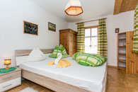 La camera da letto dell' appartamento Bergblick
